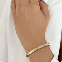 Load image into Gallery viewer, Bezel Diamond Heart Bangle
