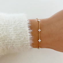 Load image into Gallery viewer, Lab Diamond Flower Bracelet