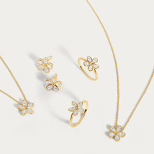 Load image into Gallery viewer, Pear Bezel Flower Ring
