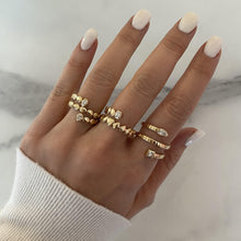 Load image into Gallery viewer, Solitaire Diamonds Striped Swirl Golden Ring
